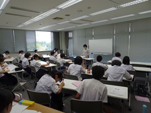 真剣に学習に取り組む中学生たち