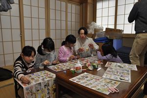 「ミニ花笠」作りの様子